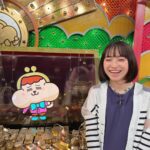 Sora Tamaki Instagram - 💰 今日はカネオくんです！ 今回は信号機について！ 珍しい信号機がたくさんあってびっくりしました！ そして何より、信号機が大好きな子どもリポーターくんが嬉しそうに工場見学をしている姿を見て、幸せな気持ちになりました☺️ 是非ご覧ください！ 写真を見返して気がついた ど、カネオくんと私、同じような顔してる🫶🏻 カーディガン、スカート @cepica_official ワンピース @threefourtime_official サンダル @himiko_shoes #有吉のお金発見突撃カネオくん #田牧そら