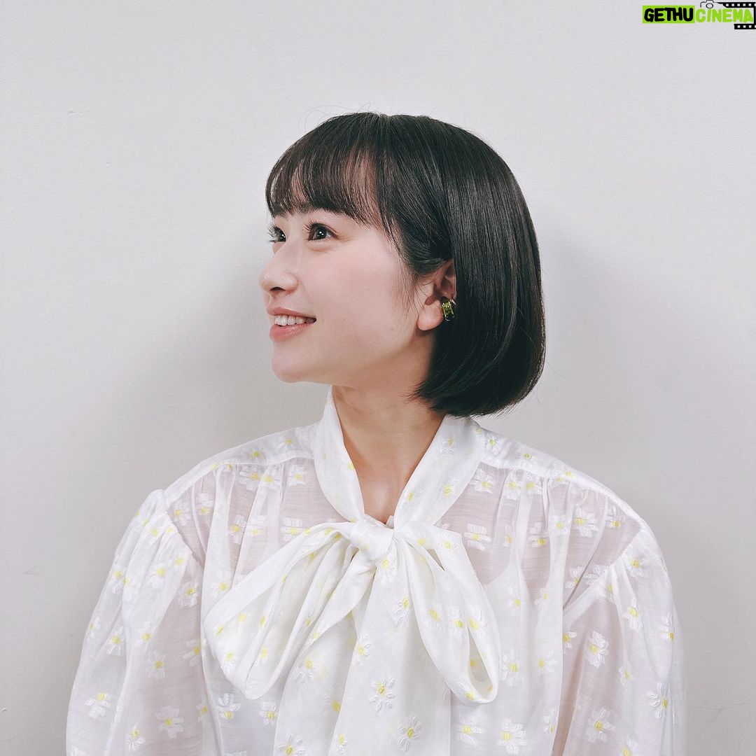 Sora Tamaki Instagram - 💰 今日はカネオくんです! 今回はドーナツについて🍩 ドーナツって本当に美味しいですよね! 大好きです♡ 最近は進化系ドーナツも増えているようで、びっくりしました! そしてドーナツに欠かせないハチミツについても! VTRを見ているだけで、お腹が空きました🍴 ぜひ観てください! 衣装 @manoushjapan #manoushgirl シューズ @jellybeans_shoes #アナウンサー風 🤣 #有吉のお金発見突撃カネオくん #田牧そら