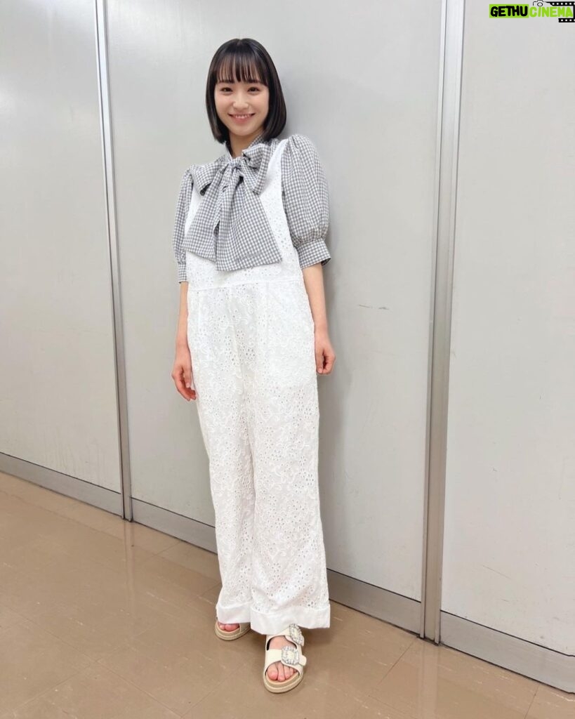 Sora Tamaki Instagram - 💰 今日はカネオくんです！ 今回は外国人に人気の日本のお土産について！🇯🇵 日本人の私ですら見たことの無い、聞いたことの無いものがたくさんあって、もっと勉強しないとなと感じました💦 特にコスプレグッズは、こんなものがあるんだ！と感動しました！ 面白くて素敵なものがたくさんあったので、外国人の知り合いにオススメしたいなと思ったし、私自身も欲しいなと思いました🥰 ぜひ観てください！ ブラウス @__treat.urself__ サロペット @somari_imagination / osharewalker サンダル @mite__official #有吉のお金発見突撃カネオくん #田牧そら