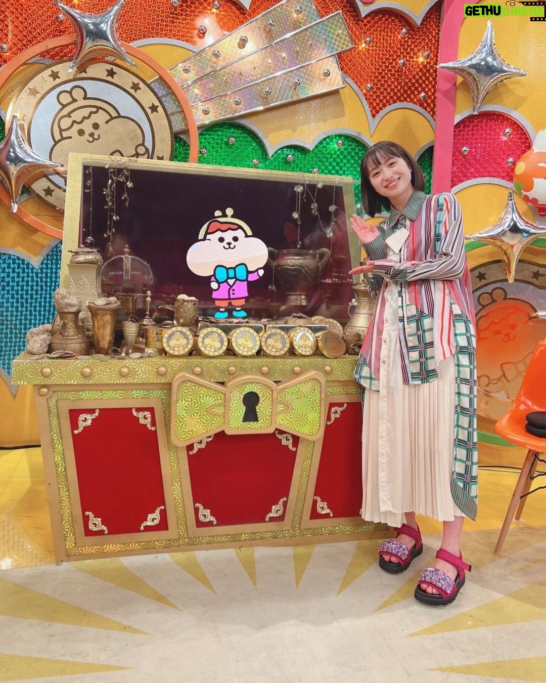 Sora Tamaki Instagram - 💰 今日はカネオくんです! 今回はご当地ラーメンについて🍜 ラーメンは、好きな食べ物ランキングベスト5に入るほど大好きなので、VTRに美味しそうなラーメンがいっぱい出てきて、お腹が空きました!🫶🏻 ラーメンが地域ごとに全然違って、聞いたことのないようなものもあったので、びっくりしました! 食べに行きたいところもたくさんありました😋 ぜひ観てください! ワンピース @shelluits サンダル @w_and__m #有吉のお金発見突撃カネオくん #田牧そら