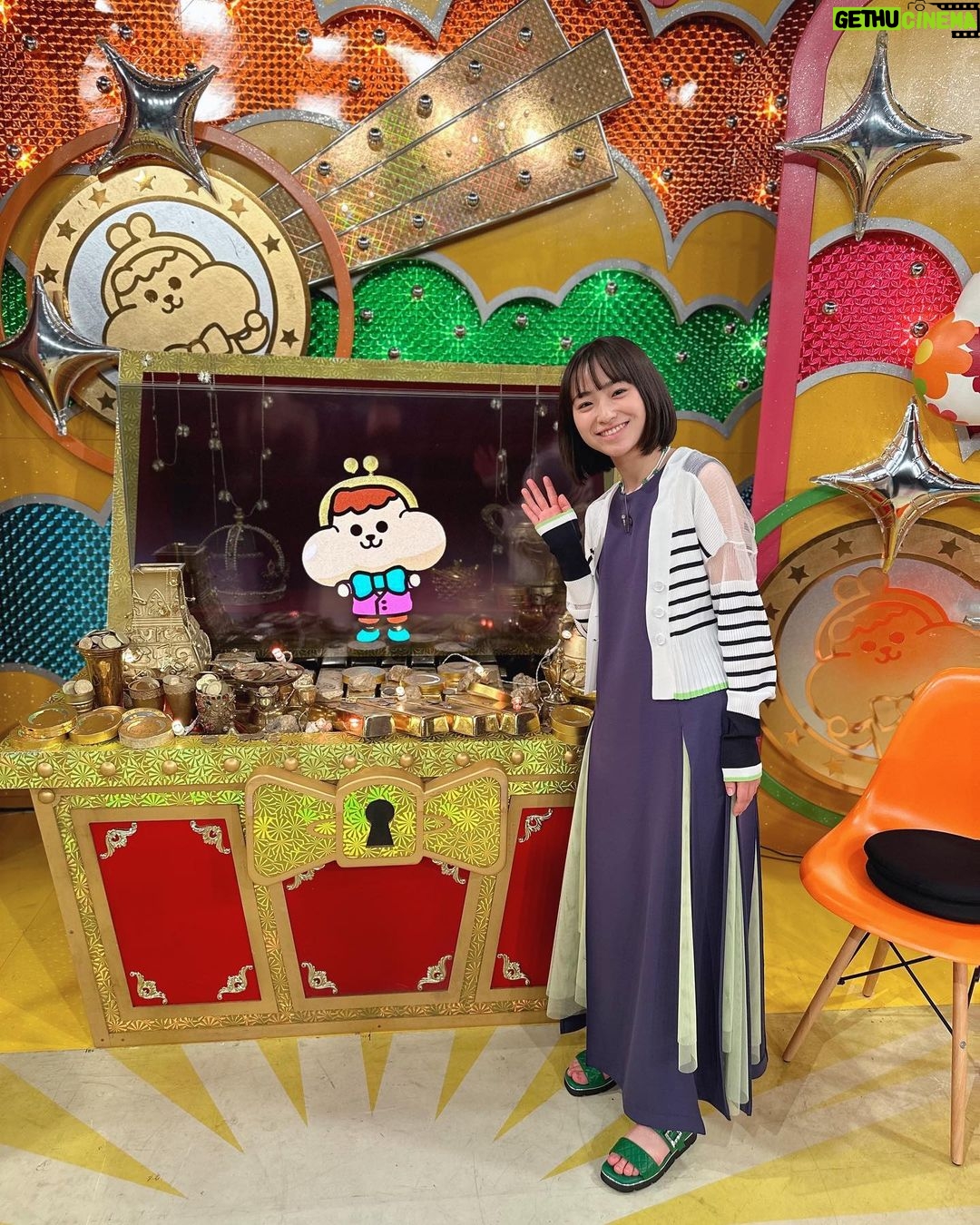 Sora Tamaki Instagram - 💰 今日はカネオくんです! 今回は信号機について! 珍しい信号機がたくさんあってびっくりしました! そして何より、信号機が大好きな子どもリポーターくんが嬉しそうに工場見学をしている姿を見て、幸せな気持ちになりました☺️ 是非ご覧ください! 写真を見返して気がついた ど、カネオくんと私、同じような顔してる🫶🏻 カーディガン、スカート @cepica_official ワンピース @threefourtime_official サンダル @himiko_shoes #有吉のお金発見突撃カネオくん #田牧そら