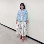 Sora Tamaki Instagram - 💰 今日はカネオくんです！ 今回はガムテープについて！ 普段からよく使っているガムテープだけど、意外と知らないことが多くてびっくりしました！ ガムテープの、貼ること以外の活用法も知れて、勉強になりました！とてもおもしろかったですꉂ🤭 ぜひ観てください！ Gジャン @threefourtime_official Tシャツ、スカート @marimekko ネックレス @cepica_official サンダル @himiko_shoes #有吉のお金発見突撃カネオくん #田牧そら