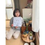 Sora Tamaki Instagram - 📷 『カメラ、はじめてもいいですか？』 今夜第11話が放送されます！ ミトはついに、お母さんと対面します。 過去と向き合おうとするミトにとってとても大事な回です。 ぜひご覧ください。 👆🏻写真は、原作者のしろさんにいただいた似顔絵プレゼントと。私が演じるミトを描いてくださってすごく嬉しかったです。 しろさんが撮影現場に来てくださった時は、とても緊張しました！💦 #カメはじ @bs260_camehaji #田牧そら