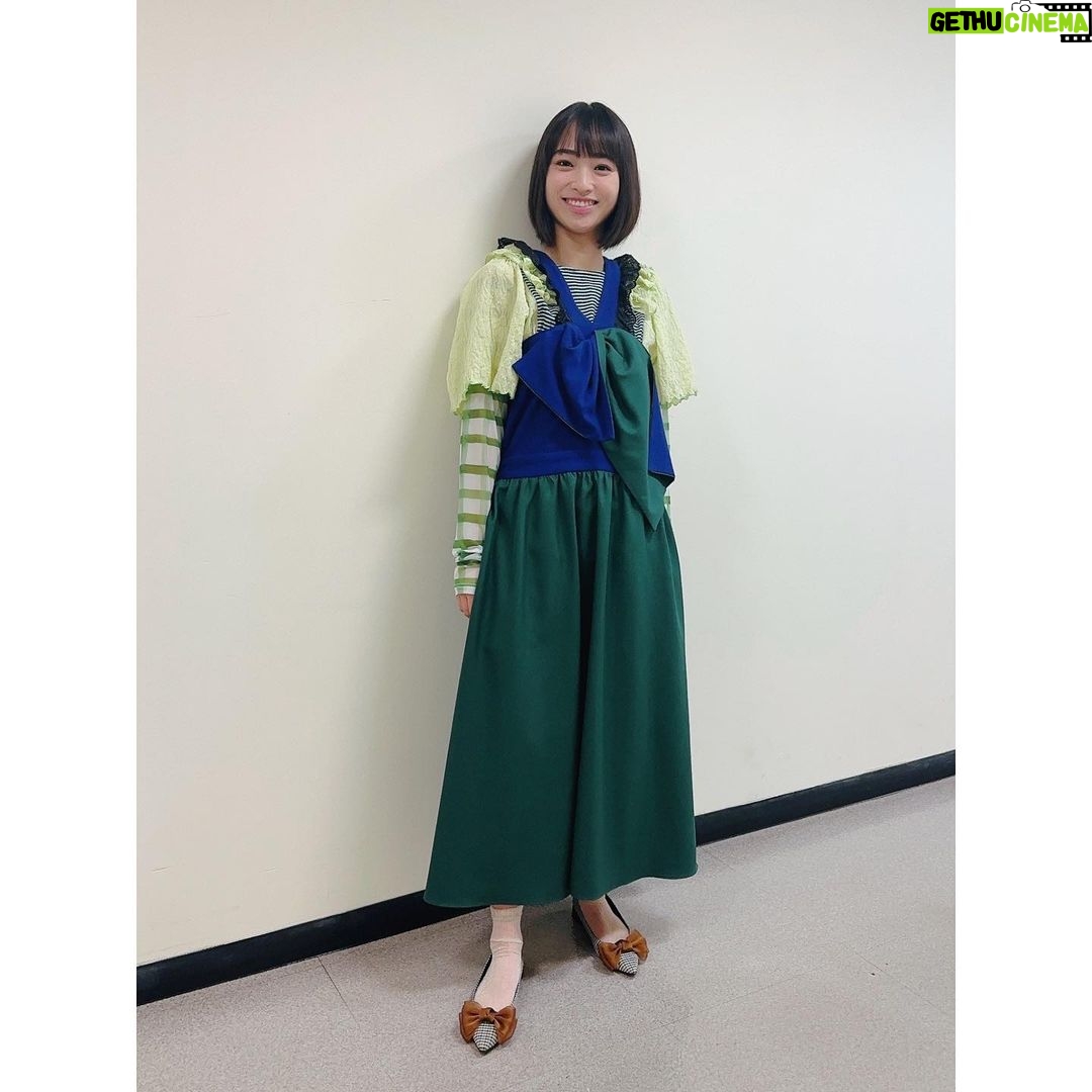 Sora Tamaki Instagram - 💰 今日はカネオくんです! 今回はカツオについて🐟 一本釣り漁船や職人さん、鰹節のことなど、知らないことを沢山知れました! そしてお腹がすきました♡ カツオ、すごく美味しいですよね〜!私はお父さんが作ってくれるカツオのたたきが大好きです。 ぜひご覧ください。 Tシャツ、ワンピース @jine_official シアーインナー @poppy_tokyo シューズ @jellybeans_shoes #有吉のお金発見突撃カネオくん #田牧そら