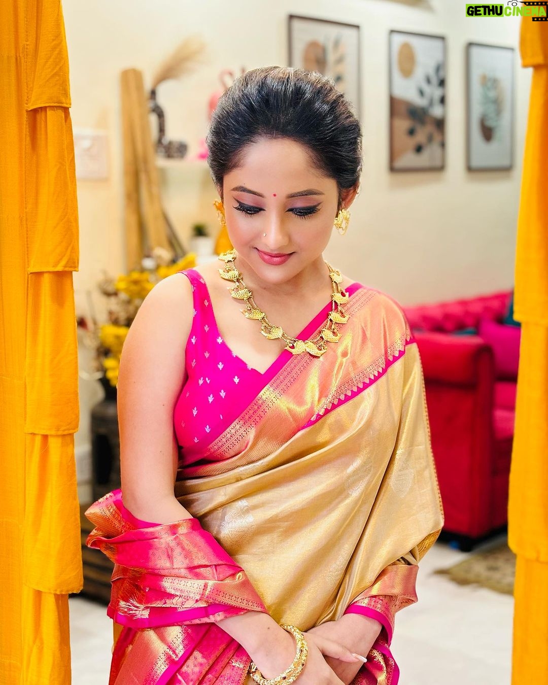 Soumitrisha Kundu - 71.8K Likes - 💕✨
Styled by @rabhisek @ethnic_boutique61 @jalsaghar_calcutta
Makeup @brushofpritam
