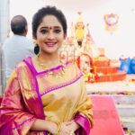 Soumitrisha Kundu Instagram - আজকে নৈহাটীর বড়মার কাছে আমাদের প্রধান ছবির জন্যে হোম করা হল! ... মায়ের ডাক এলে তবেই যে আসা যায় ! .... 🙏🏻❤️ #pradhan @deventertainmentventures @imdevadhikari @bengaltalkies
