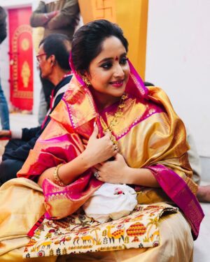 Soumitrisha Kundu Instagram - আজকে নৈহাটীর বড়মার কাছে  আমাদের প্রধান ছবির জন্যে হোম করা হল! ... মায়ের ডাক এলে তবেই যে আসা যায় ! ....
🙏🏻❤️
#pradhan 

@deventertainmentventures @imdevadhikari  @bengaltalkies