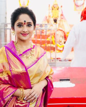 Soumitrisha Kundu Instagram - আজকে নৈহাটীর বড়মার কাছে  আমাদের প্রধান ছবির জন্যে হোম করা হল! ... মায়ের ডাক এলে তবেই যে আসা যায় ! ....
🙏🏻❤️
#pradhan 

@deventertainmentventures @imdevadhikari  @bengaltalkies