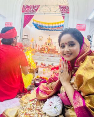Soumitrisha Kundu Instagram - আজকে নৈহাটীর বড়মার কাছে  আমাদের প্রধান ছবির জন্যে হোম করা হল! ... মায়ের ডাক এলে তবেই যে আসা যায় ! ....
🙏🏻❤️
#pradhan 

@deventertainmentventures @imdevadhikari  @bengaltalkies