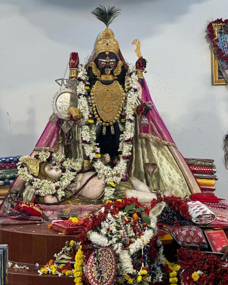 Soumitrisha Kundu Instagram - আজকে নৈহাটীর বড়মার কাছে আমাদের প্রধান ছবির জন্যে হোম করা হল! ... মায়ের ডাক এলে তবেই যে আসা যায় ! .... 🙏🏻❤️ #pradhan @deventertainmentventures @imdevadhikari @bengaltalkies