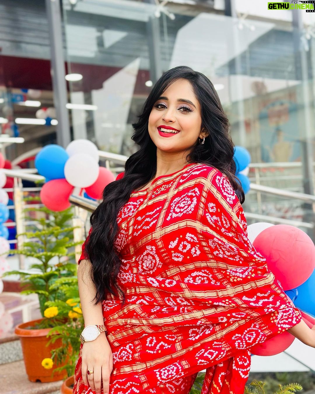 Soumitrisha Kundu Instagram - at Reliance Smart Bazaar launch!❤️✨ @smart_bazaar #reliance @reliance_digital Kolkata - The City of Joy