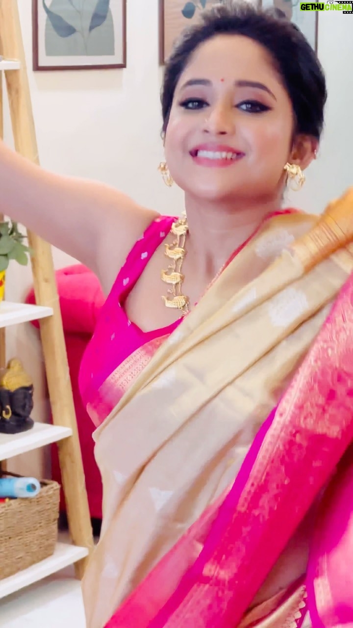 Soumitrisha Kundu - 78.5K Likes - "তোকে পেলে বেশ, আমার মতন
ভালোবাসা বাসি, কাছে আসা আসি
চায় যা করেছে মন"
my fav lines from our song! & yours?
do make reels with the new song "Hoyecche boli ki shon" and upload tagging us!
#Pradhan #releasingon22nddecember
@imdevadhikari @shreyaghoshal @soumitrishaofficial @paponmusic @deventertainmentventures @bengaltalkies @saregamabengaliofficial