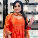 Soumitrisha Kundu Instagram – 🧡✨

Styled by @prashantchouhandesign @rabhisek 
makeup & hair @s_d_makeup_world_ @jhalsadey201 
churiyaaan – Bangladesh – India fanclub