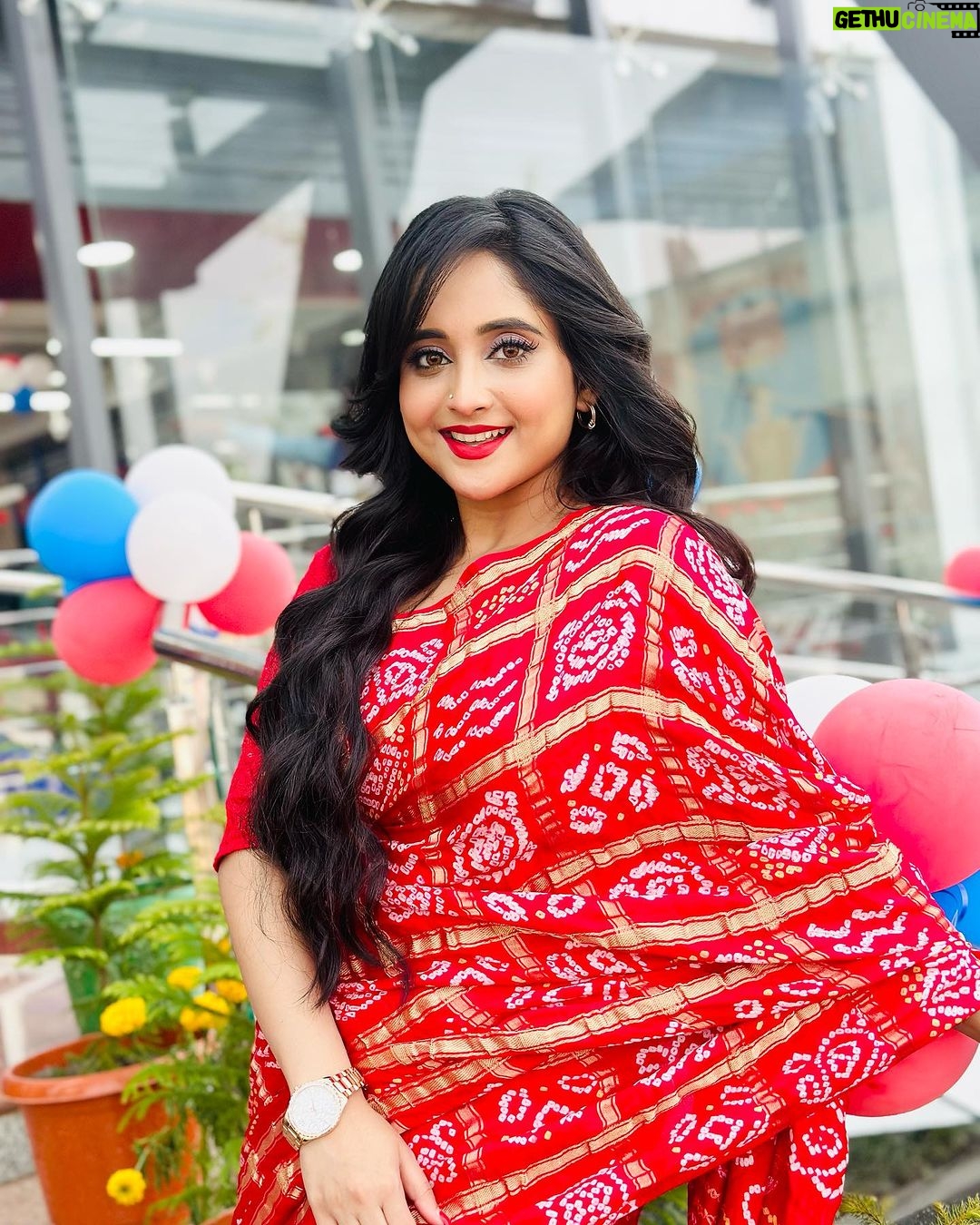 Soumitrisha Kundu Instagram - at Reliance Smart Bazaar launch!❤️✨ @smart_bazaar #reliance @reliance_digital Kolkata - The City of Joy