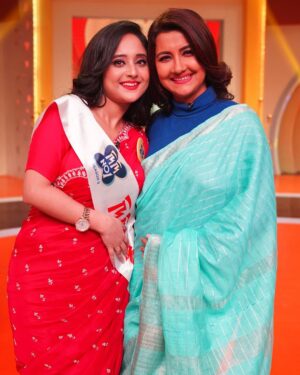 Soumitrisha Kundu Instagram - zee bangla sobsomoy e bhoriye dey amay, e bar o batikrom noy! onek gifts , onek moja!💕sathe #Pradhan team!
keep watching Didi no. 1 with our gorgeous @rachnabanerjee on @zeebanglaofficial