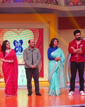 Soumitrisha Kundu Instagram - zee bangla sobsomoy e bhoriye dey amay, e bar o batikrom noy! onek gifts , onek moja!💕sathe #Pradhan team!
keep watching Didi no. 1 with our gorgeous @rachnabanerjee on @zeebanglaofficial