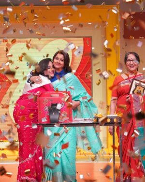 Soumitrisha Kundu Instagram - zee bangla sobsomoy e bhoriye dey amay, e bar o batikrom noy! onek gifts , onek moja!💕sathe #Pradhan team!
keep watching Didi no. 1 with our gorgeous @rachnabanerjee on @zeebanglaofficial