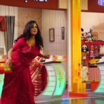 Soumitrisha Kundu Instagram - zee bangla sobsomoy e bhoriye dey amay, e bar o batikrom noy! onek gifts , onek moja!💕sathe #Pradhan team! keep watching Didi no. 1 with our gorgeous @rachnabanerjee on @zeebanglaofficial
