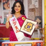 Soumitrisha Kundu Instagram – zee bangla sobsomoy e bhoriye dey amay, e bar o batikrom noy! onek gifts , onek moja!💕sathe #Pradhan team!
keep watching Didi no. 1 with our gorgeous @rachnabanerjee on @zeebanglaofficial
