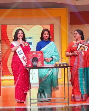 Soumitrisha Kundu Instagram - zee bangla sobsomoy e bhoriye dey amay, e bar o batikrom noy! onek gifts , onek moja!💕sathe #Pradhan team!
keep watching Didi no. 1 with our gorgeous @rachnabanerjee on @zeebanglaofficial