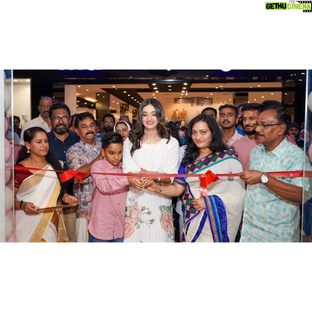 Sowmya Menon Instagram - At the inaugural event of the newly opened store of @glamtouchdxb at the Madina Mall.I wish the entire team all the very best🤍🤍 #glamtouch #Dubai #VisitDubai Muah @alsaa_beauty 📷 @media.fox