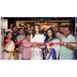 Sowmya Menon Instagram – At the inaugural event of the newly opened store of @glamtouchdxb at the Madina Mall.I wish the entire team all the very best🤍🤍
#glamtouch #Dubai #VisitDubai

Muah @alsaa_beauty
📷 @media.fox