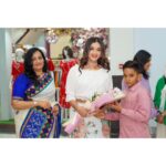 Sowmya Menon Instagram – At the inaugural event of the newly opened store of @glamtouchdxb at the Madina Mall.I wish the entire team all the very best🤍🤍
#glamtouch #Dubai #VisitDubai

Muah @alsaa_beauty
📷 @media.fox