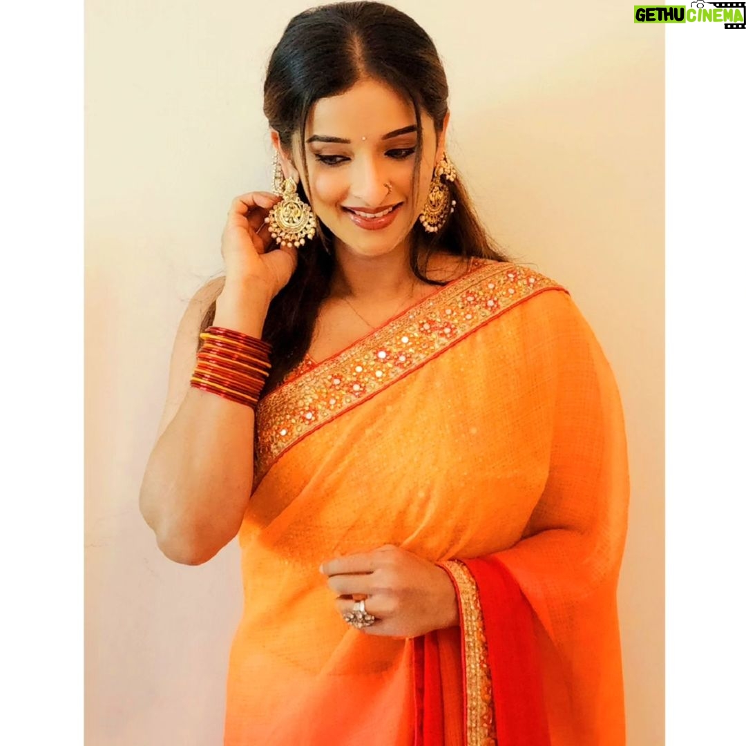 Sowmya Menon Instagram - Wishing you all a very happy and blessed Diwali 🪔✨❤️❤️ Let your diya light and shine the brightest💫 Goddess Lakshmi 🙏🏻