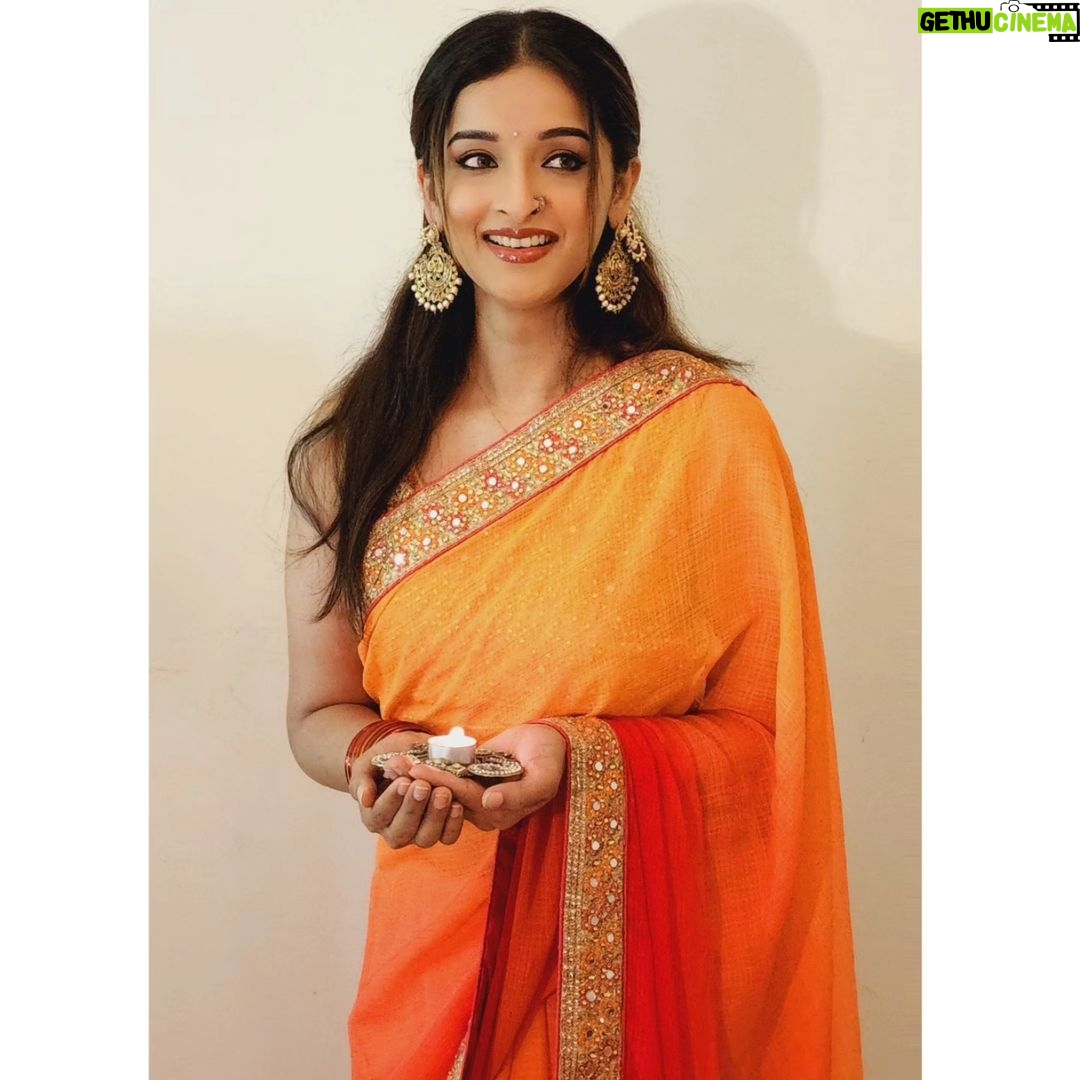 Sowmya Menon Instagram - Wishing you all a very happy and blessed Diwali 🪔✨❤️❤️ Let your diya light and shine the brightest💫 Goddess Lakshmi 🙏🏻