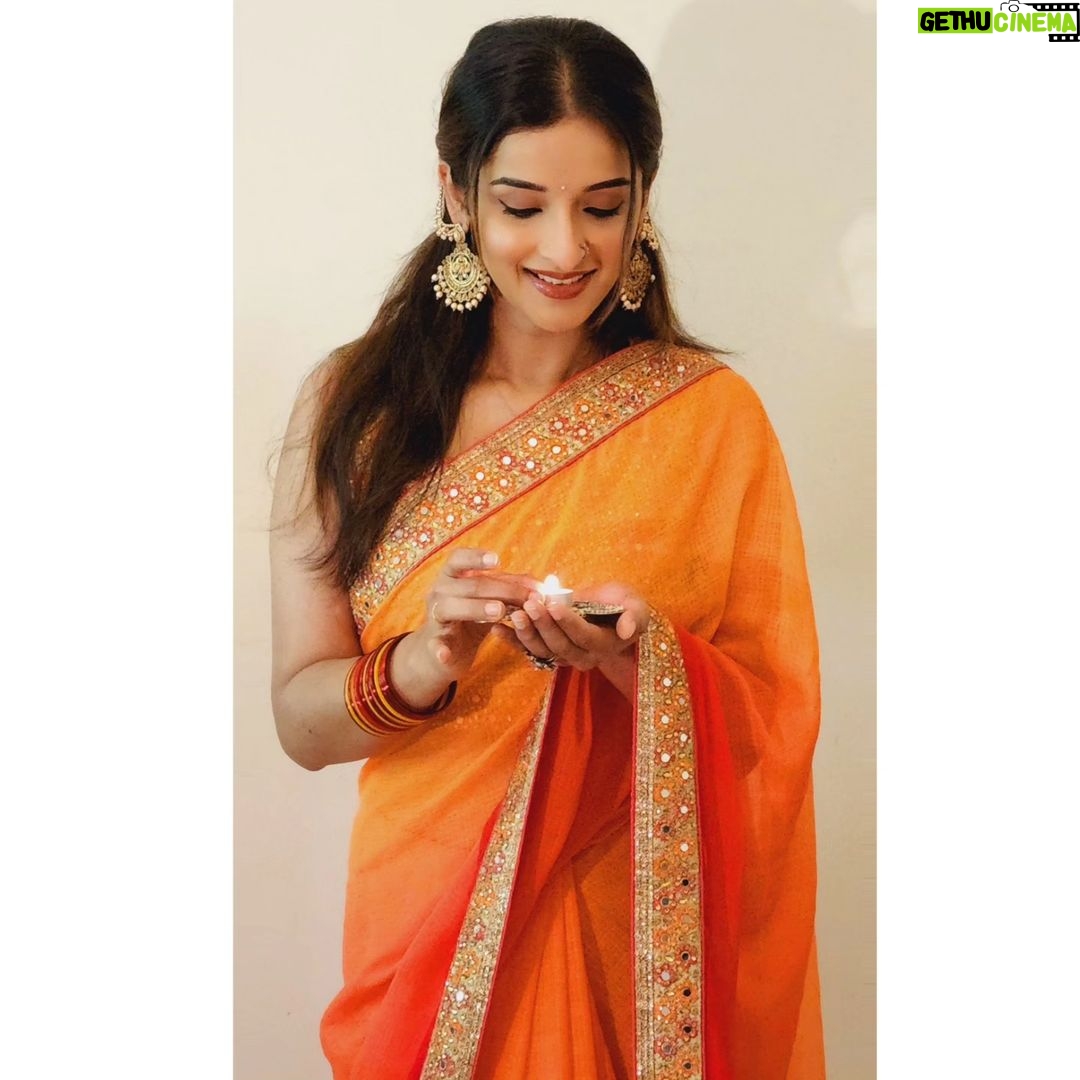 Sowmya Menon Instagram - Wishing you all a very happy and blessed Diwali 🪔✨❤️❤️ Let your diya light and shine the brightest💫 Goddess Lakshmi 🙏🏻