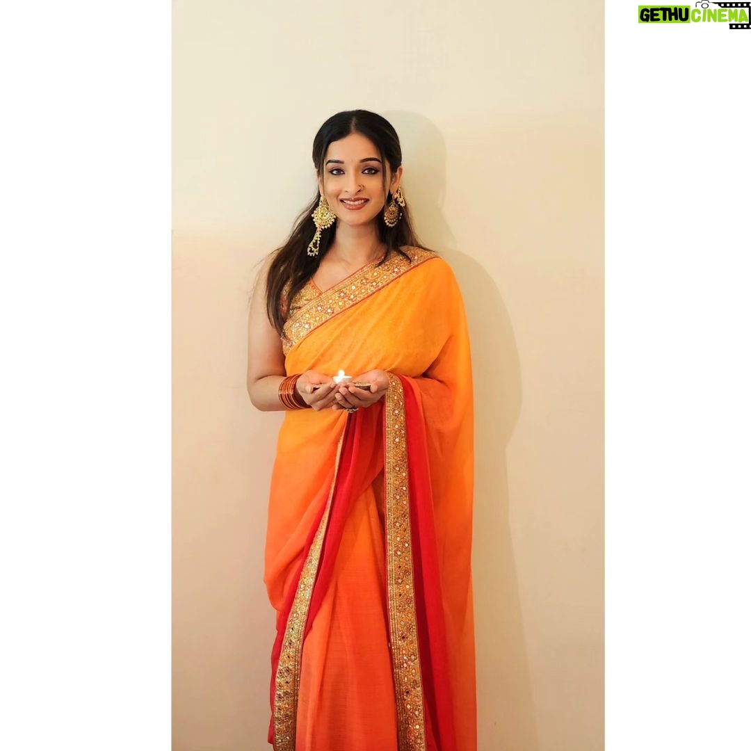 Sowmya Menon Instagram - Wishing you all a very happy and blessed Diwali 🪔✨❤️❤️ Let your diya light and shine the brightest💫 Goddess Lakshmi 🙏🏻
