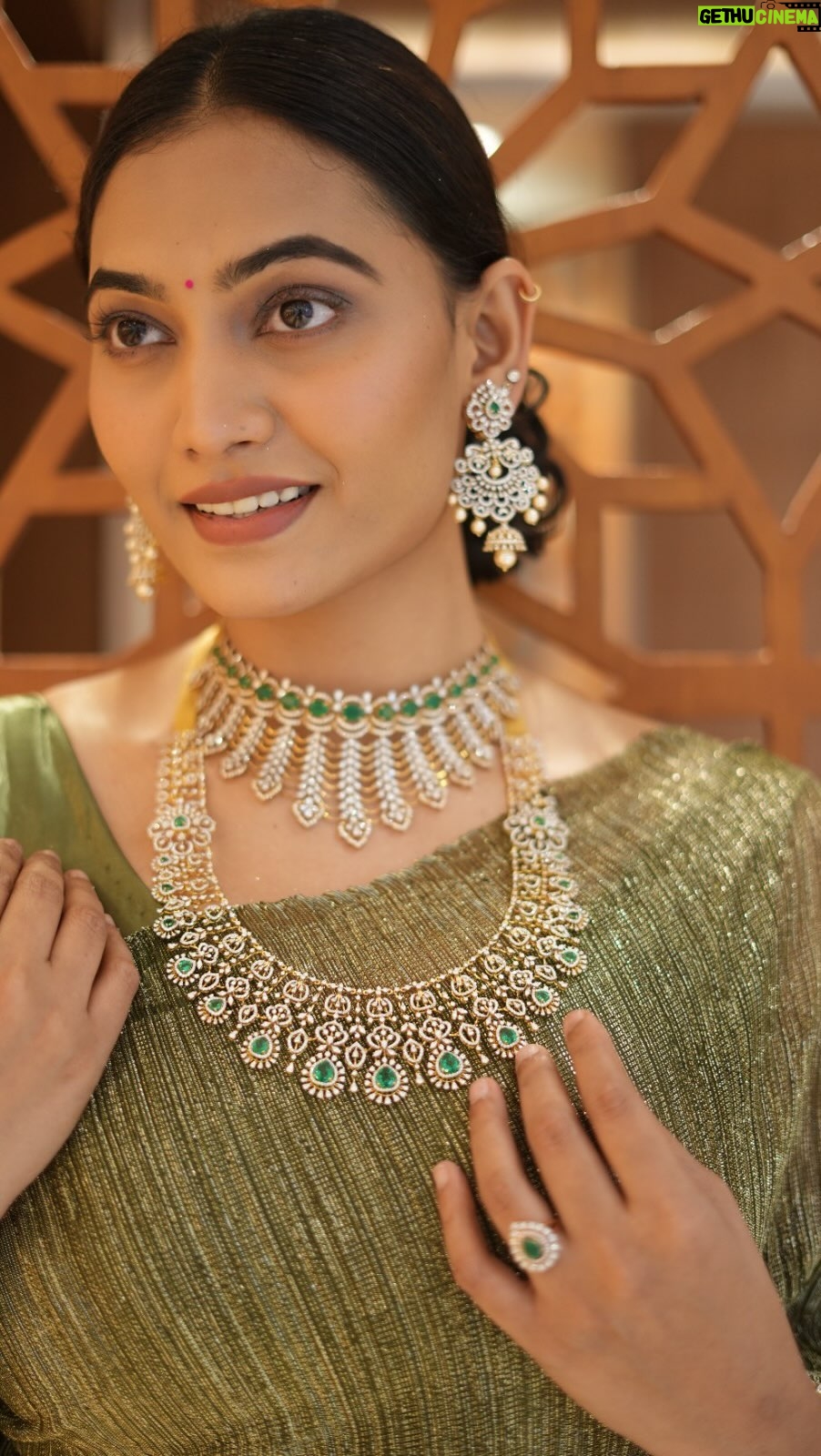 Spandana Palli Instagram - Sankranti special with NAC Jewellers ✨ I decided to treat myself, with exciting offers, where you can buy diamonds and get FLAT 15% OFF. So what are you waiting for? Only till 15 January 📍NAC Jewellers No.40, MG road, Labbipet, Vijayawada #nacjewellers