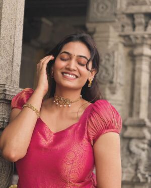 Spandana Palli Instagram - Let your 🪷divine 🪷energy transform every obstacle 💕into an opportunity💃🏼