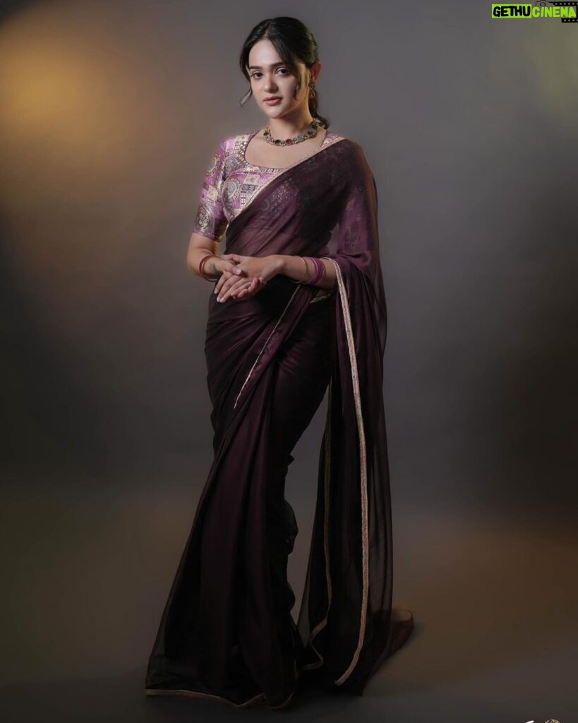 Sri Satya Instagram - Nothing feels as perfect as a saree 🦋 . . . Outfit @label_viko . Styling @harinireddym . Pc @fisheyethestudio . Mua @nagmakeovers