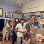 Sridevi Ashok Instagram - Don’t miss the end 😂 Sambavam irukku 😜 New year celebrations 🥰 @praveen.bennett @saipramoditha @shreyaanchan_official @ritz_917peace @dhiraviam_rajakumaran @sidhu_sid_official @ashok_chintala @sitara_chintala