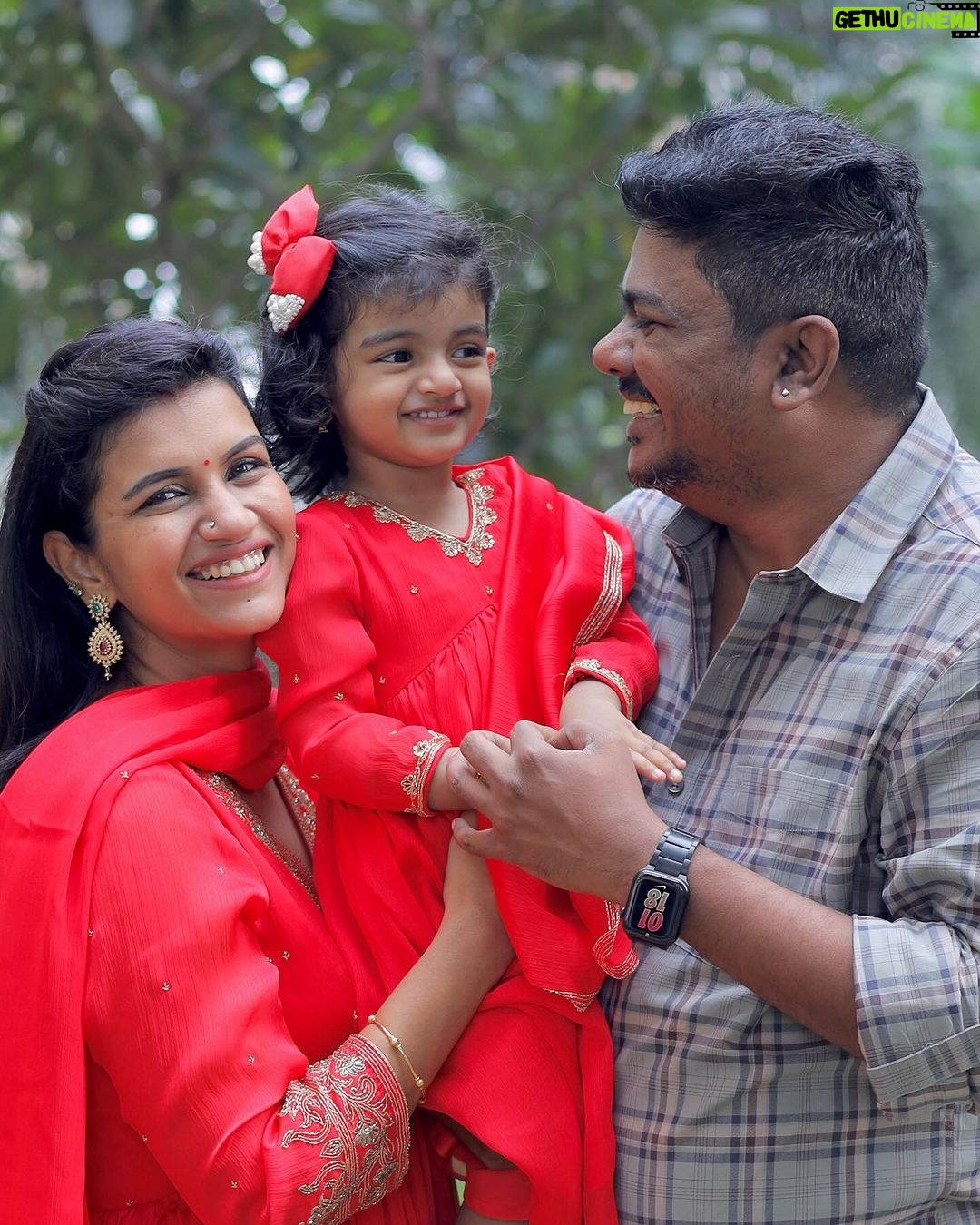 Sridevi Ashok Instagram - We wish you all a Happy and Prosperous New Year ❣️🥳🥰 This new year should bring us new opportunities, new adventures, new hopes . Let’s work hard to reach our professional and Personal goals. Love you all 🫶🤗 Mom and Daughter combo dress : @vika.label