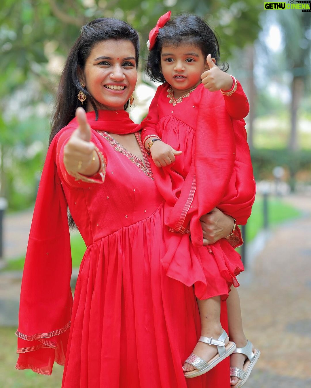 Sridevi Ashok Instagram - We wish you all a Happy and Prosperous New Year ❣️🥳🥰 This new year should bring us new opportunities, new adventures, new hopes . Let’s work hard to reach our professional and Personal goals. Love you all 🫶🤗 Mom and Daughter combo dress : @vika.label