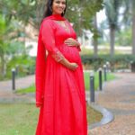 Sridevi Ashok Instagram - We wish you all a Happy and Prosperous New Year ❣️🥳🥰 This new year should bring us new opportunities, new adventures, new hopes . Let’s work hard to reach our professional and Personal goals. Love you all 🫶🤗 Mom and Daughter combo dress : @vika.label