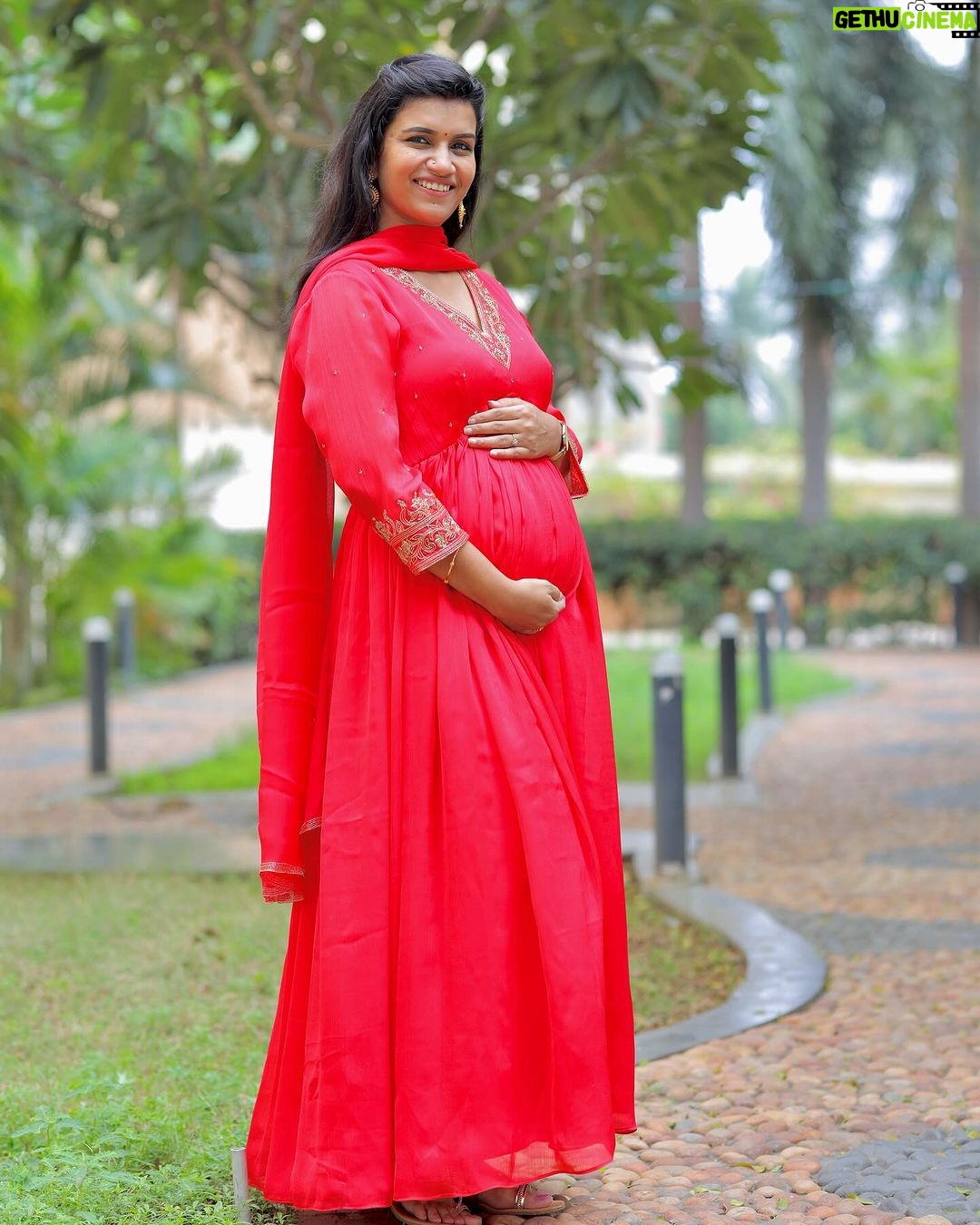Sridevi Ashok Instagram - We wish you all a Happy and Prosperous New Year ❣️🥳🥰 This new year should bring us new opportunities, new adventures, new hopes . Let’s work hard to reach our professional and Personal goals. Love you all 🫶🤗 Mom and Daughter combo dress : @vika.label