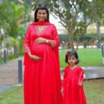 Sridevi Ashok Instagram - We wish you all a Happy and Prosperous New Year ❣️🥳🥰 This new year should bring us new opportunities, new adventures, new hopes . Let’s work hard to reach our professional and Personal goals. Love you all 🫶🤗 Mom and Daughter combo dress : @vika.label