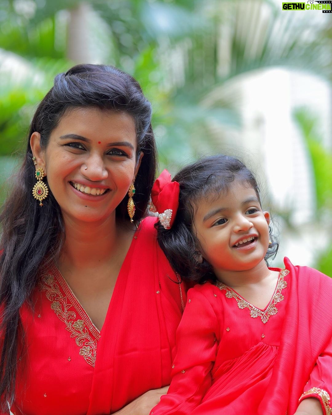 Sridevi Ashok Instagram - We wish you all a Happy and Prosperous New Year ❣️🥳🥰 This new year should bring us new opportunities, new adventures, new hopes . Let’s work hard to reach our professional and Personal goals. Love you all 🫶🤗 Mom and Daughter combo dress : @vika.label