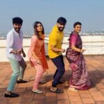 Sridevi Ashok Instagram - Dont miss the end - Idhuliyum sambavam irukku 😜😂 @sameer_starboy @ashwathy_ash_ @ya_im_santosh Modhalum Kaadhalum Team 🥰❤️ wishes you all a very happy and joyful new year 2024 🤗🫶