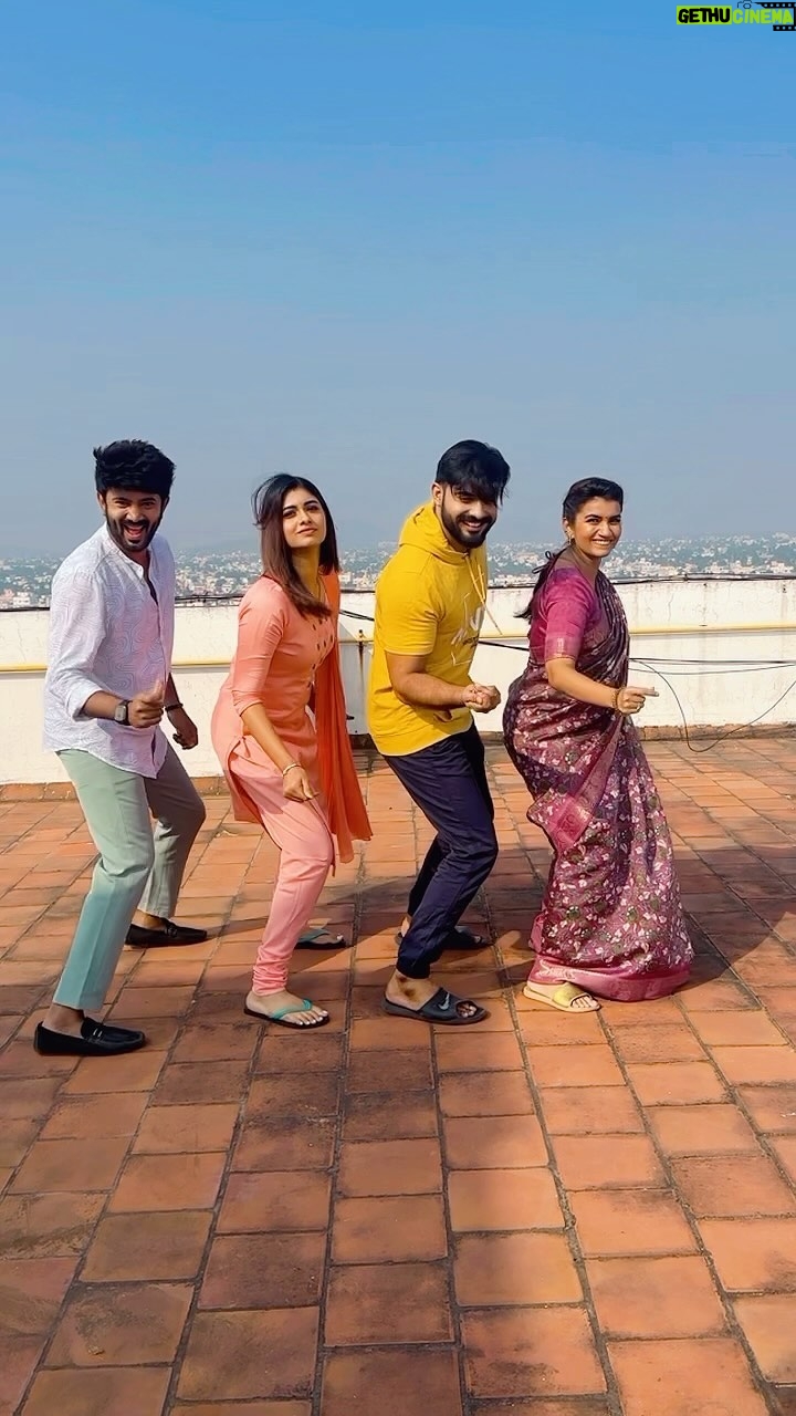 Sridevi Ashok Instagram - Dont miss the end - Idhuliyum sambavam irukku ππ @sameer_starboy @ashwathy_ash_ @ya_im_santosh Modhalum Kaadhalum Team π₯°β€οΈ wishes you all a very happy and joyful new year 2024 π€π«Ά