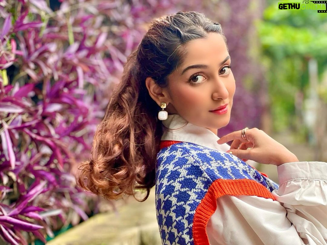 Srishti Jain Instagram - Believe . . . . . . . . . . . #instagood #instalike #instadaily #instamood #hairflip #photography #colours #softglammakeup #newpost #postoftheday #photoshoot Mumbai, Maharashtra