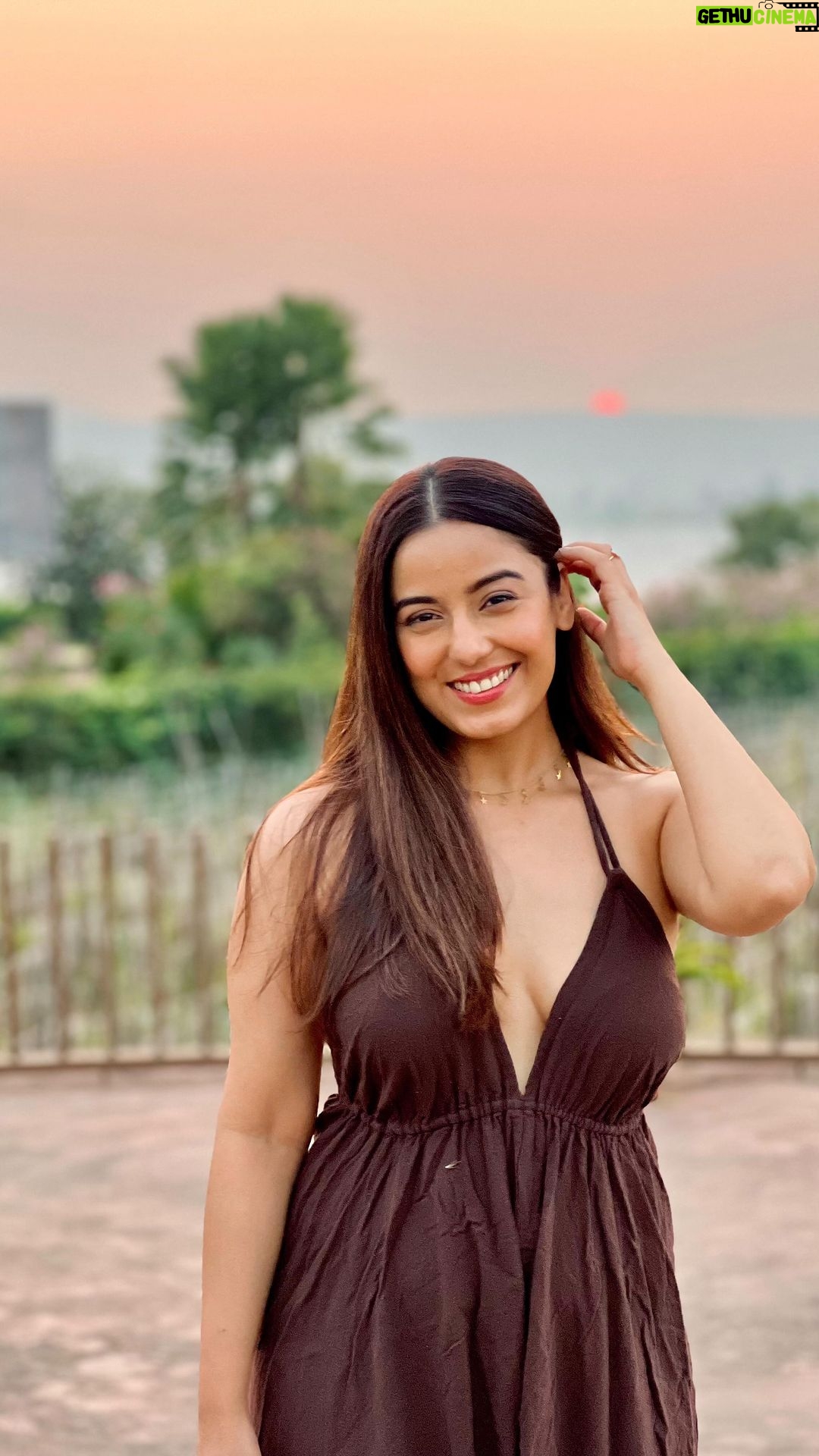 Srishty Rode Instagram - हम जो चलने लगे चलने लगे है ये रास्ते 🌸✨ . . . . . #reelsinstagram #reels #reelitfeelit #reelkarofeelkaro #travel #trending #trendingsongs