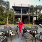 Srishty Rode Instagram - Chasing sunsets, making memories, and savoring the staycation vibes with the best crew ❤️ thank you @stayvista_official #sunsetboulevard #karjat 🌸