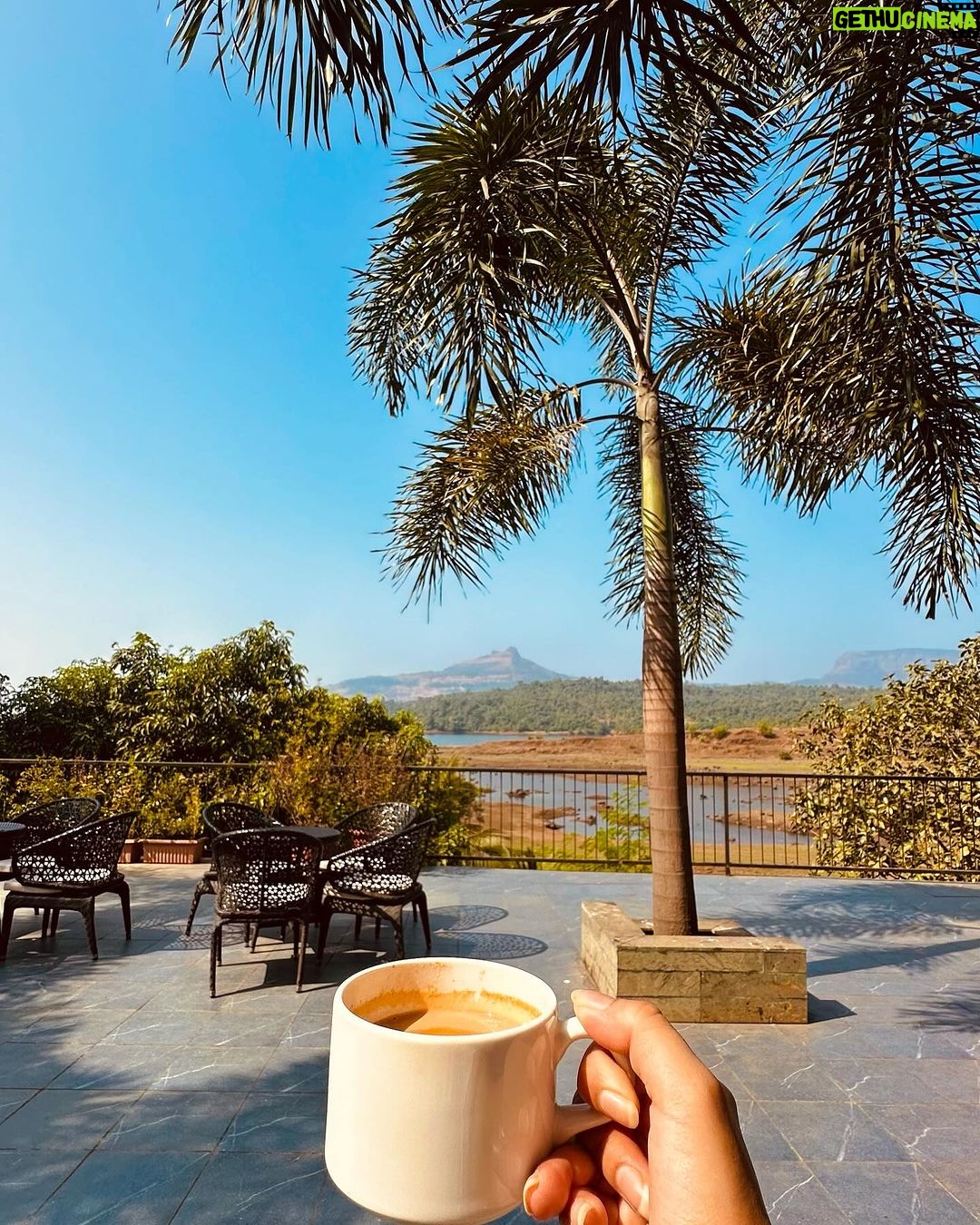 Srishty Rode Instagram - Chasing sunsets, making memories, and savoring the staycation vibes with the best crew ❤️ thank you @stayvista_official #sunsetboulevard #karjat 🌸