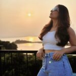 Srishty Rode Instagram – Chasing sunsets, making memories, and savoring the staycation vibes with the best crew ❤️ thank you @stayvista_official #sunsetboulevard #karjat 🌸