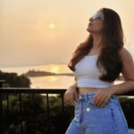 Srishty Rode Instagram - Chasing sunsets, making memories, and savoring the staycation vibes with the best crew ❤️ thank you @stayvista_official #sunsetboulevard #karjat 🌸