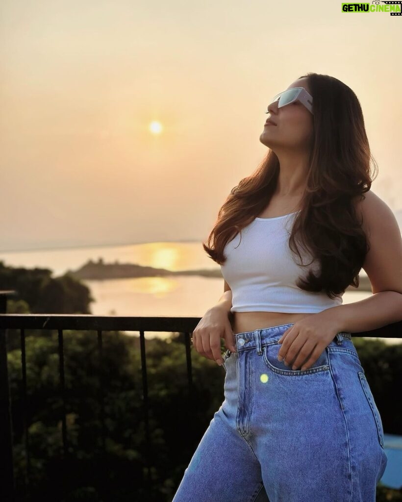 Srishty Rode Instagram - Chasing sunsets, making memories, and savoring the staycation vibes with the best crew ❤️ thank you @stayvista_official #sunsetboulevard #karjat 🌸